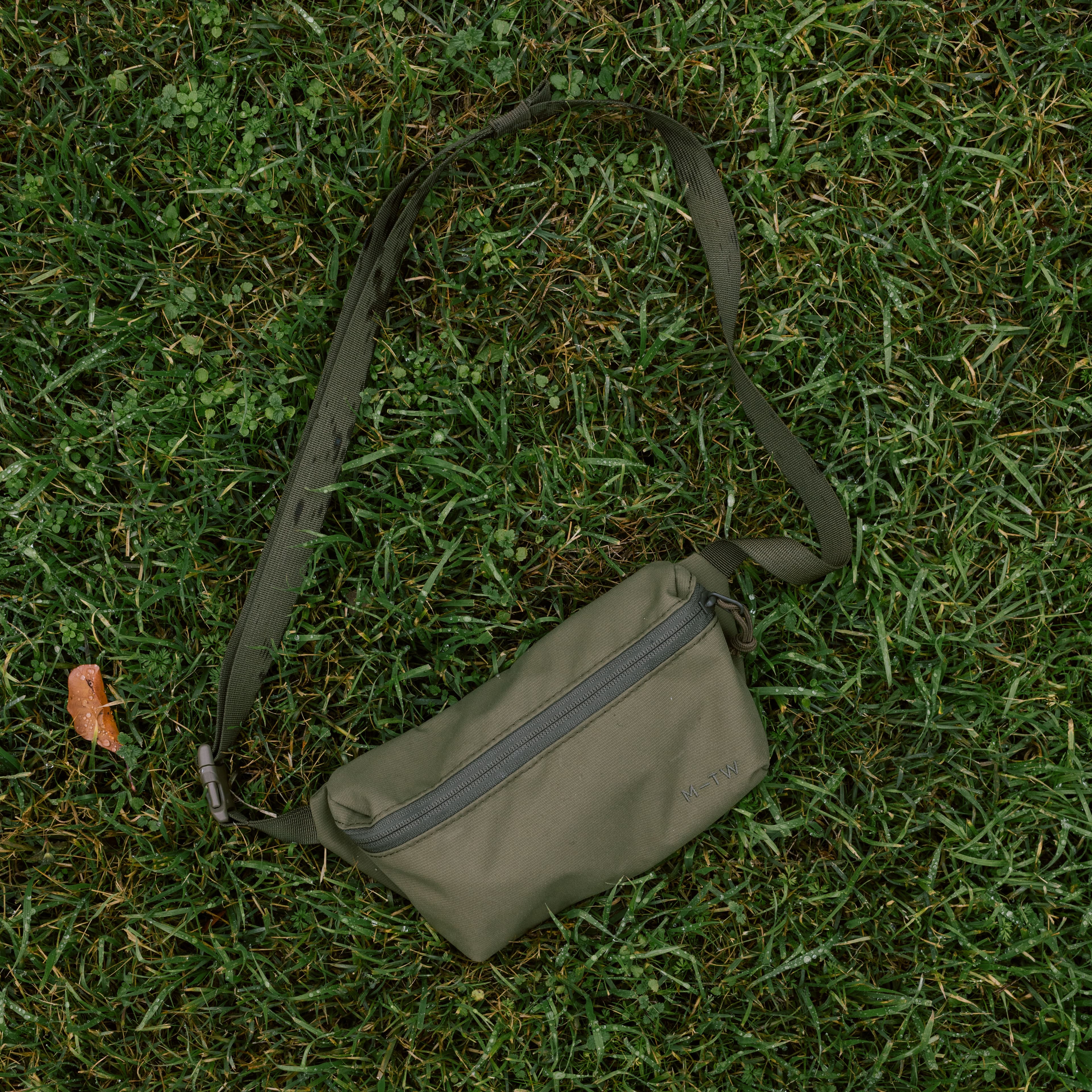 The 1L Moment Sling in Olive