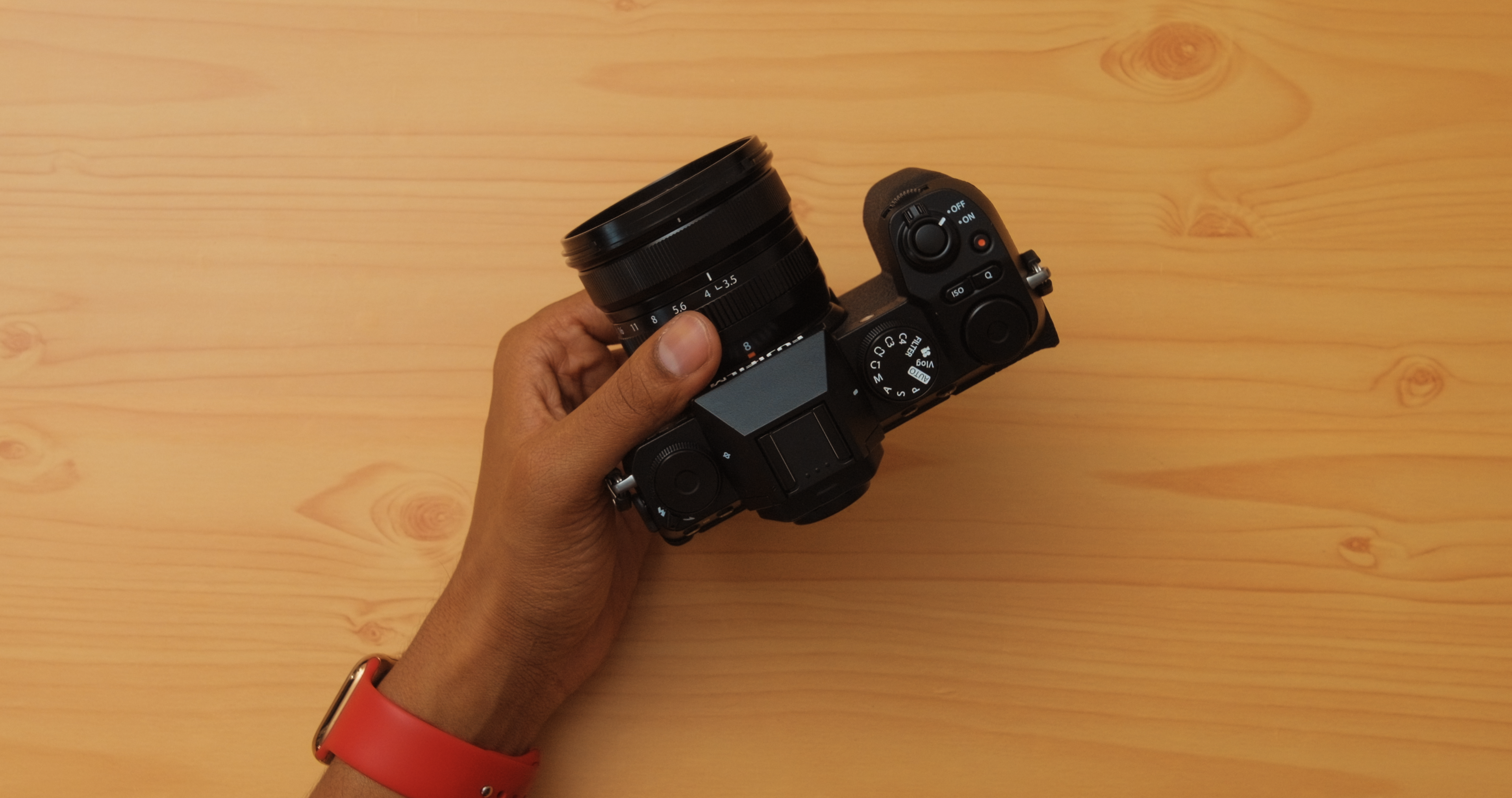 Top-down view of the lens — easily hold in one hand!